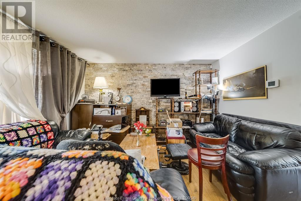 Photo 35 of 8060 Molnar Crescent, Windsor ON