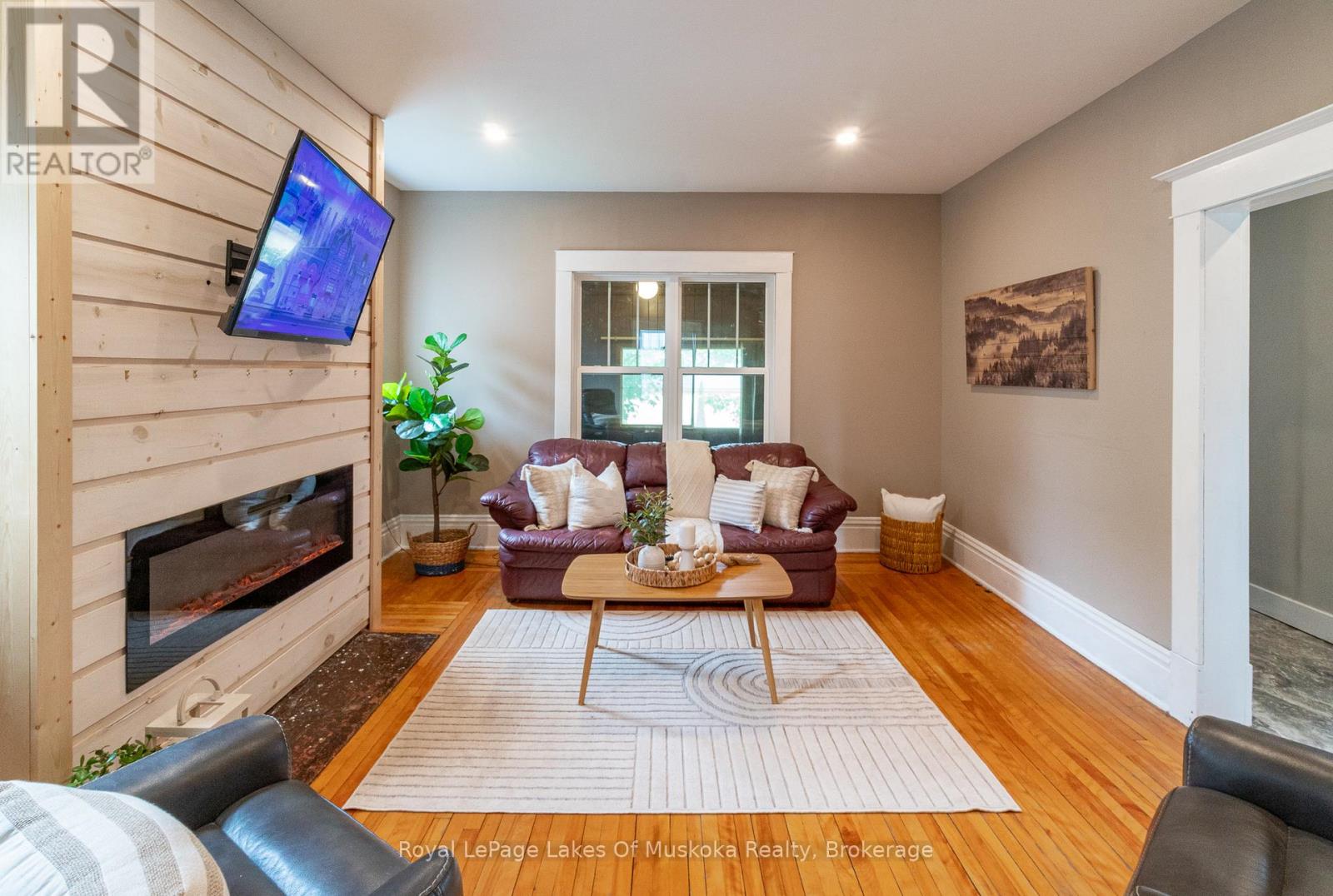 Photo 11 of 15 Lorne Street S, Huntsville ON