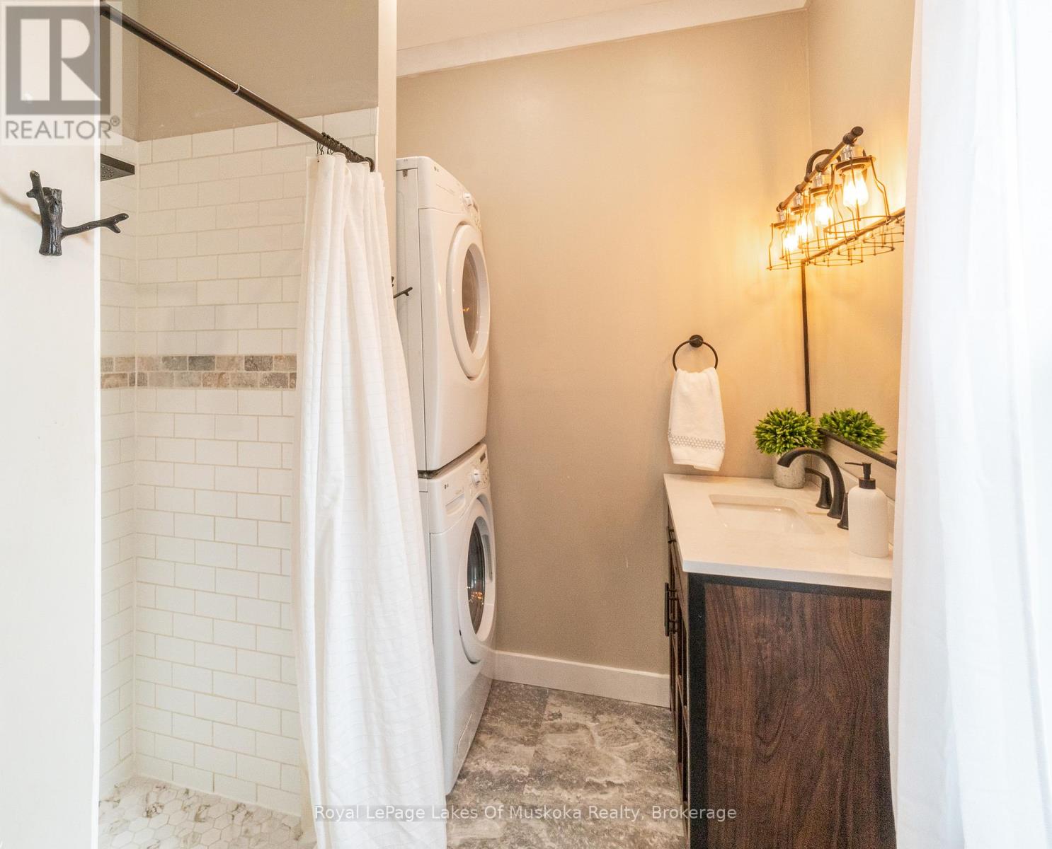 Photo 18 of 15 Lorne Street S, Huntsville ON