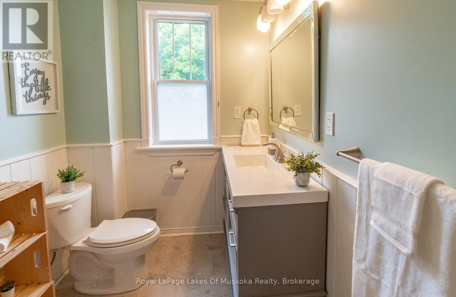 Photo 40 of 15 Lorne Street S, Huntsville ON