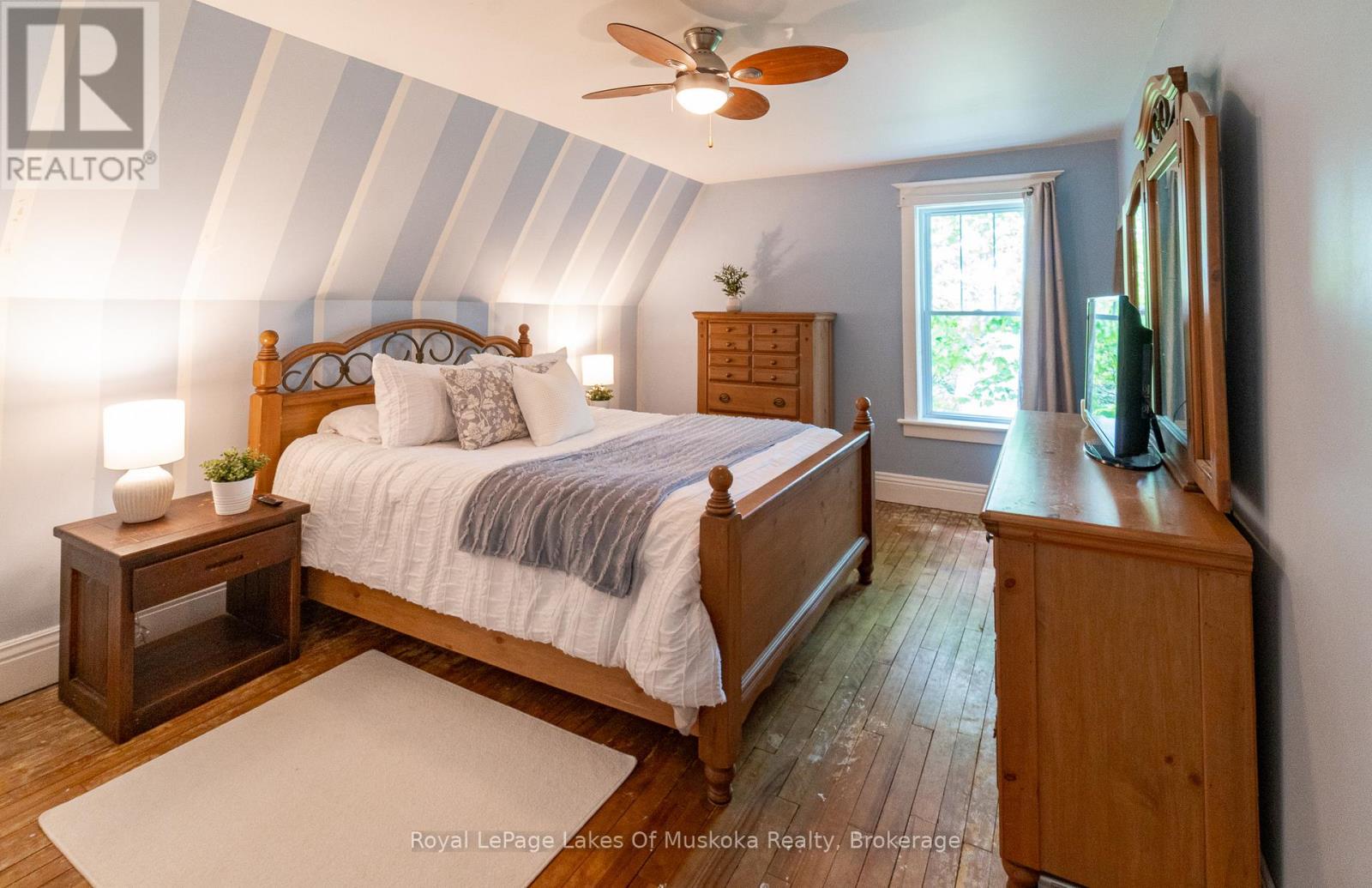 Photo 36 of 15 Lorne Street S, Huntsville ON