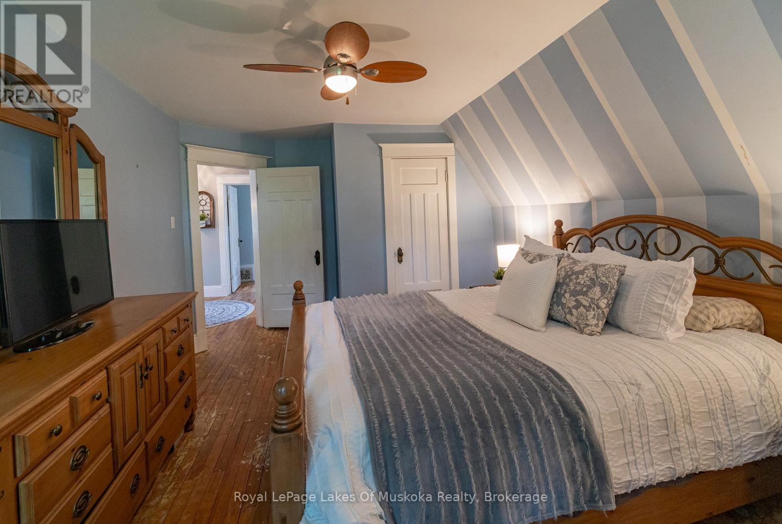Photo 37 of 15 Lorne Street S, Huntsville ON