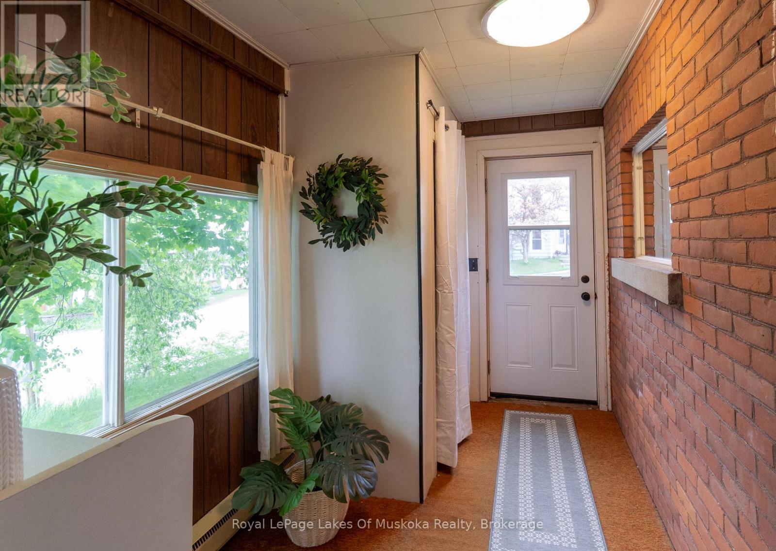 Photo 41 of 15 Lorne Street S, Huntsville ON