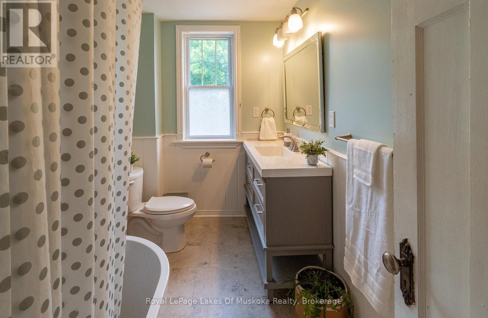 Photo 38 of 15 Lorne Street S, Huntsville ON