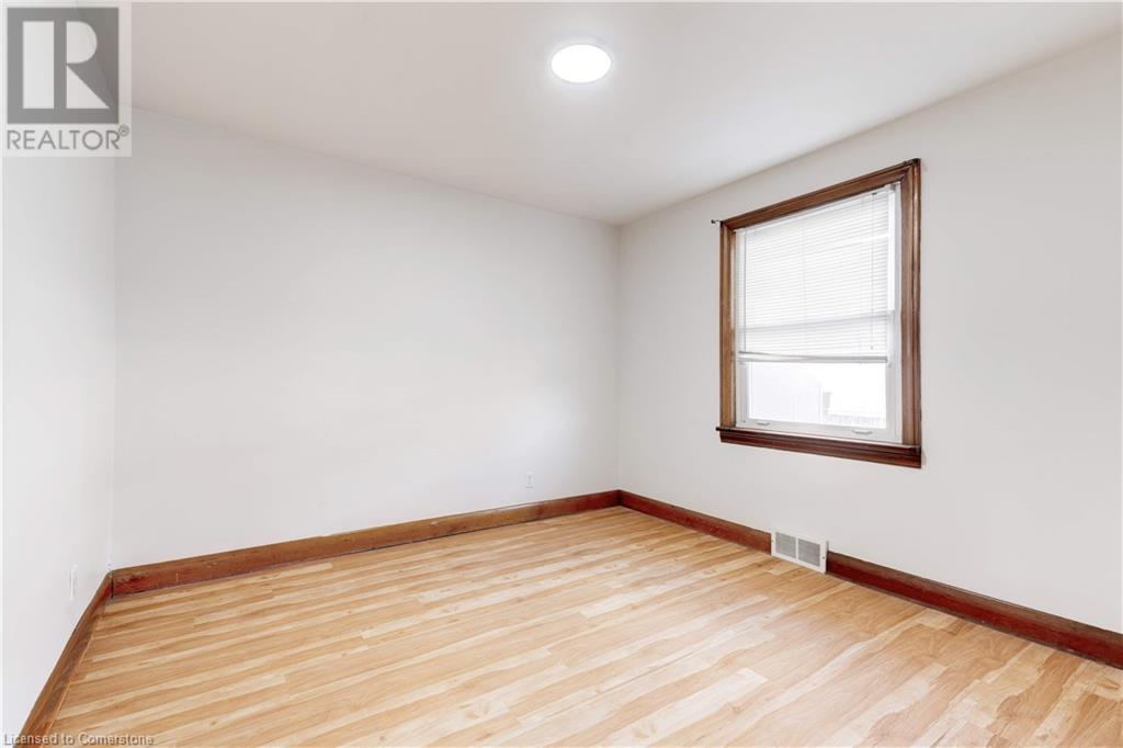 Photo 6 of 662 Harriet Street, Welland ON