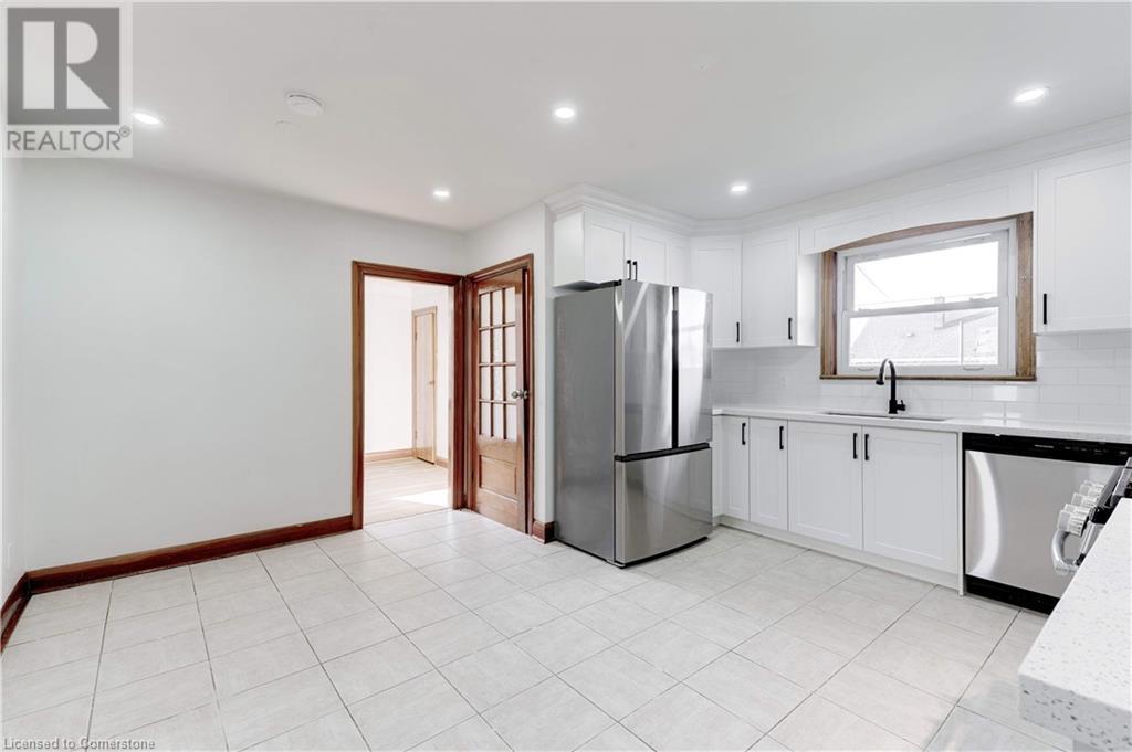 Photo 3 of 662 Harriet Street, Welland ON