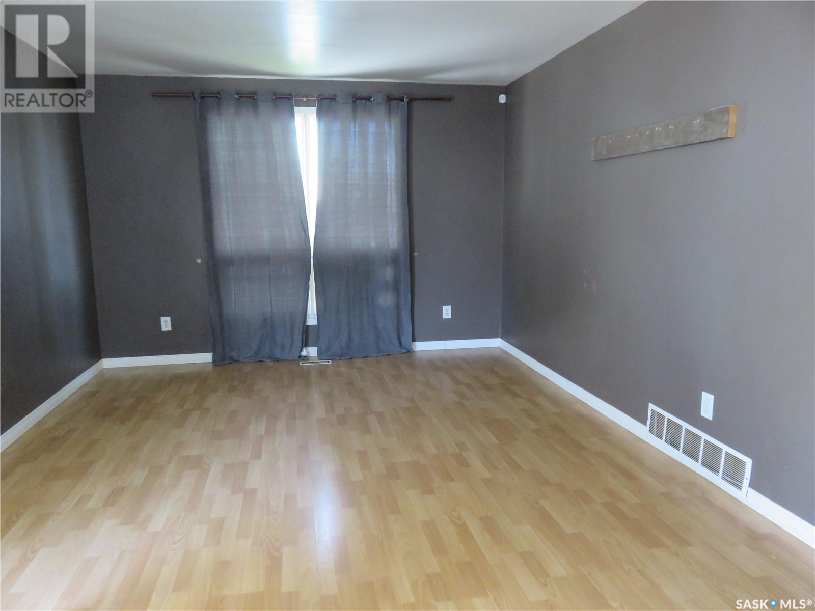 Photo 3 of 90 Turner Crescent, Regina SK