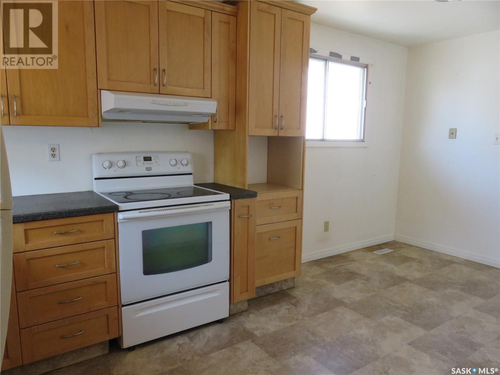 Photo 8 of 90 Turner Crescent, Regina SK