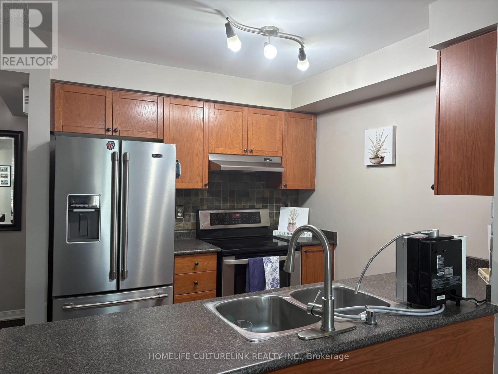 Photo 5 of 1 84 Petra Way E, Whitby ON