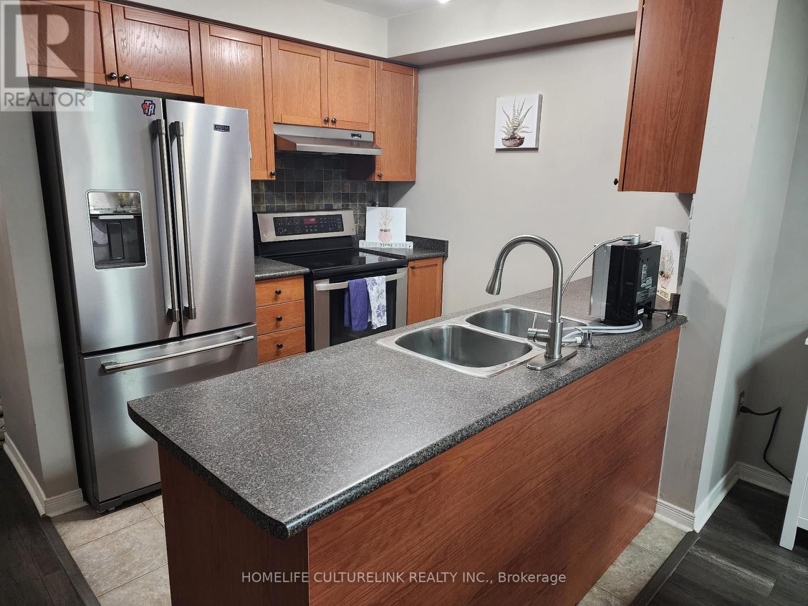 Photo 12 of 1 84 Petra Way E, Whitby ON
