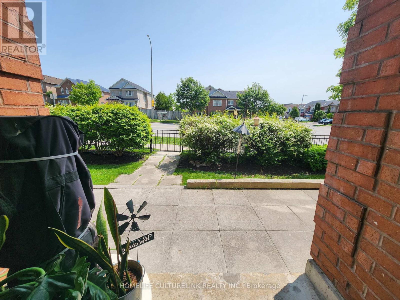 Photo 13 of 1 84 Petra Way E, Whitby ON