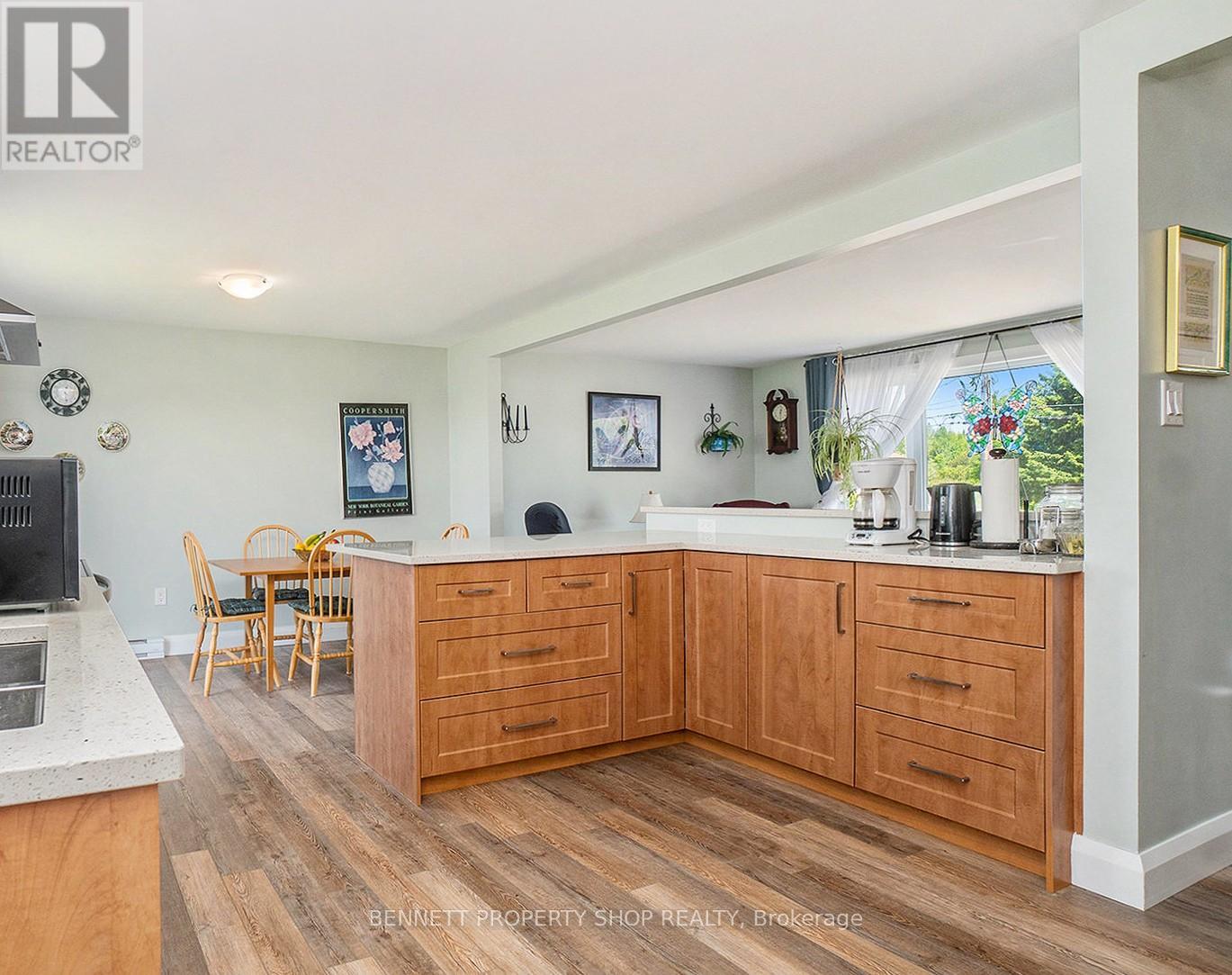 pleanty of drawers & cabinets