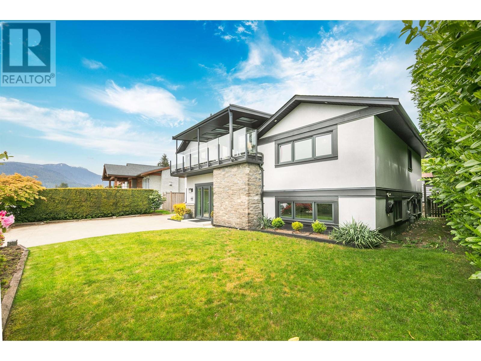 Photo 4 of 4106 Canterbury Crescent, North Vancouver BC