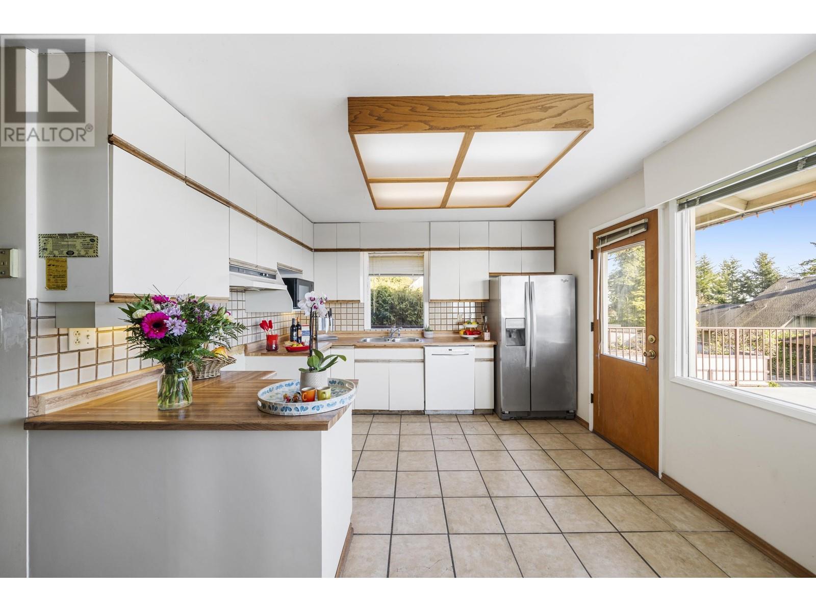 Photo 6 of 437 E 29th Street, North Vancouver BC