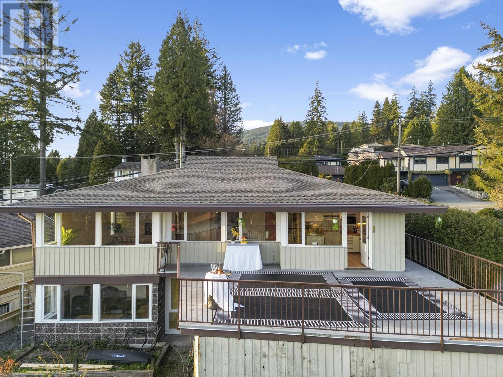 Photo 3 of 437 E 29th Street, North Vancouver BC