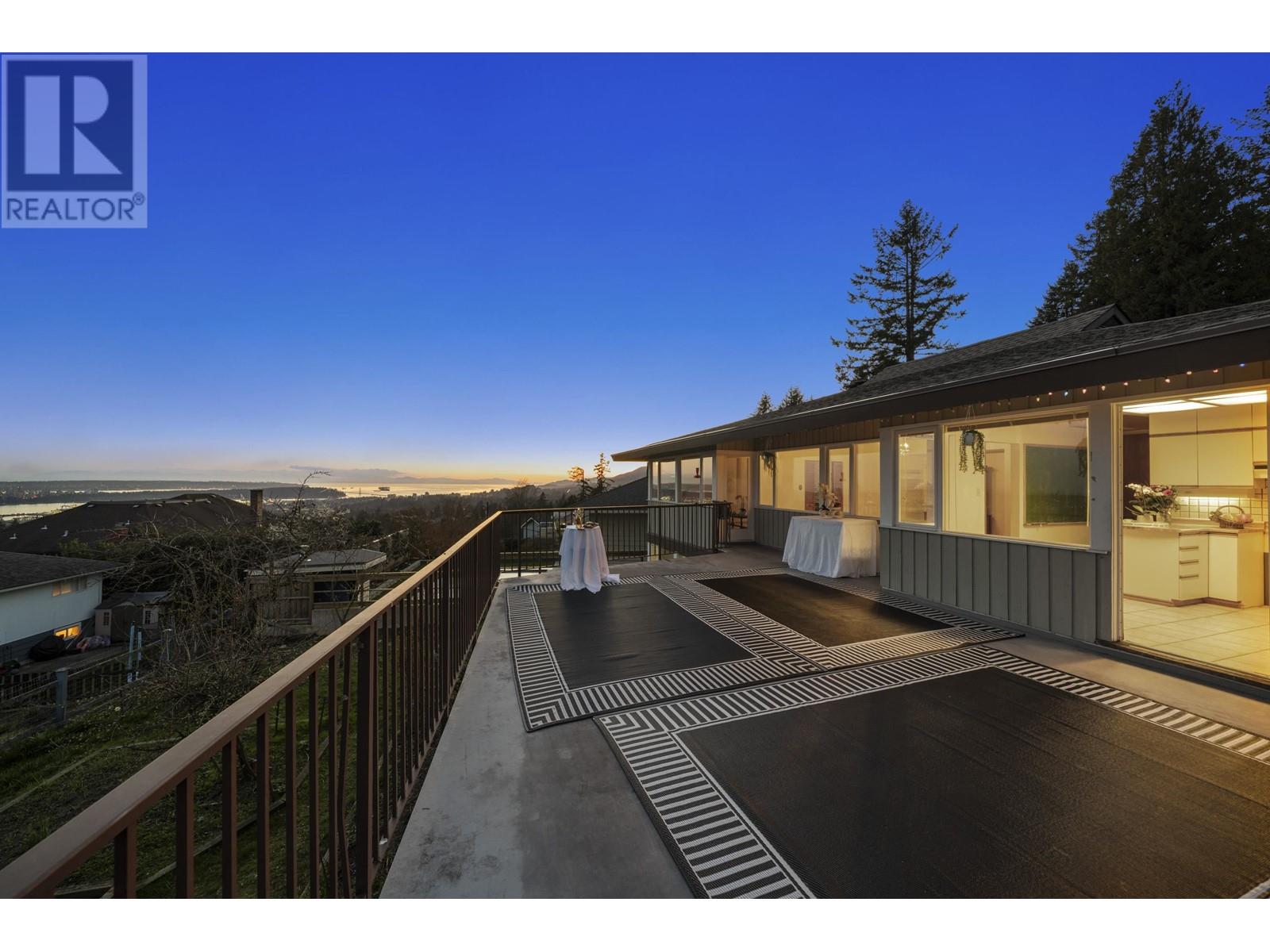 Photo 33 of 437 E 29th Street, North Vancouver BC