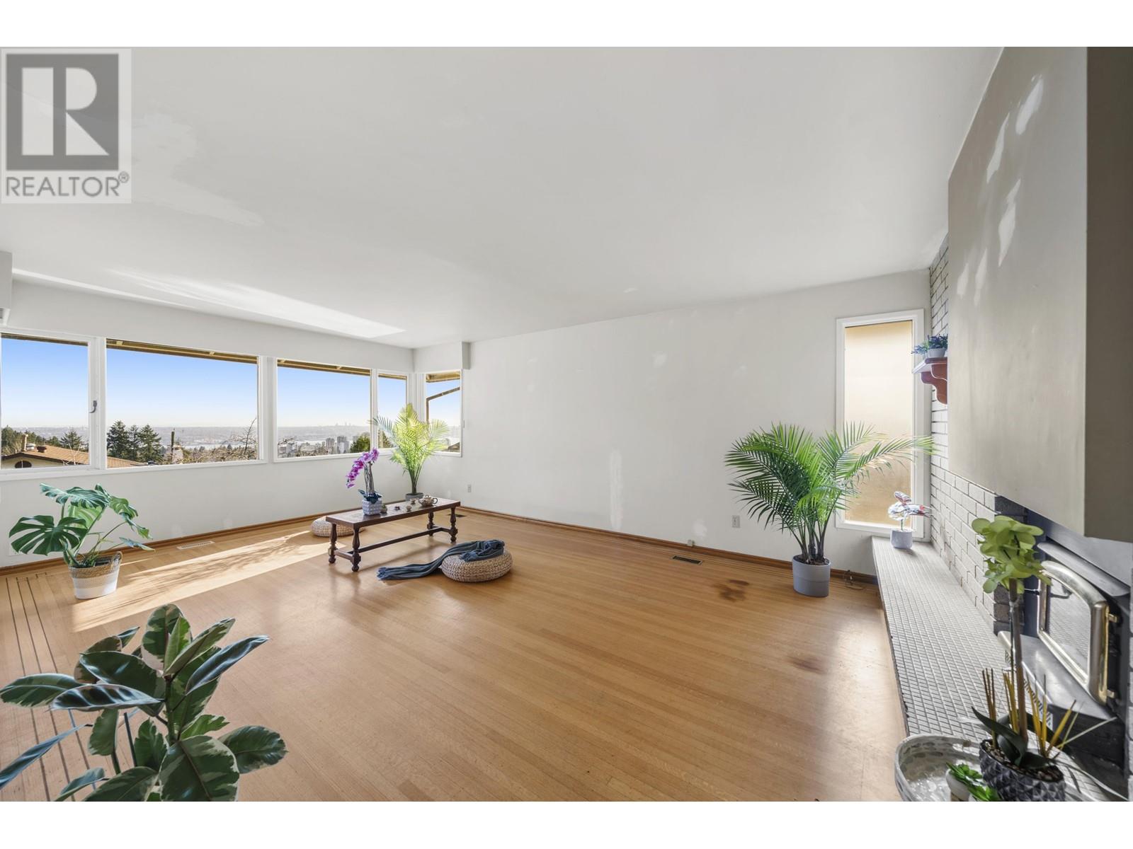 Photo 13 of 437 E 29th Street, North Vancouver BC