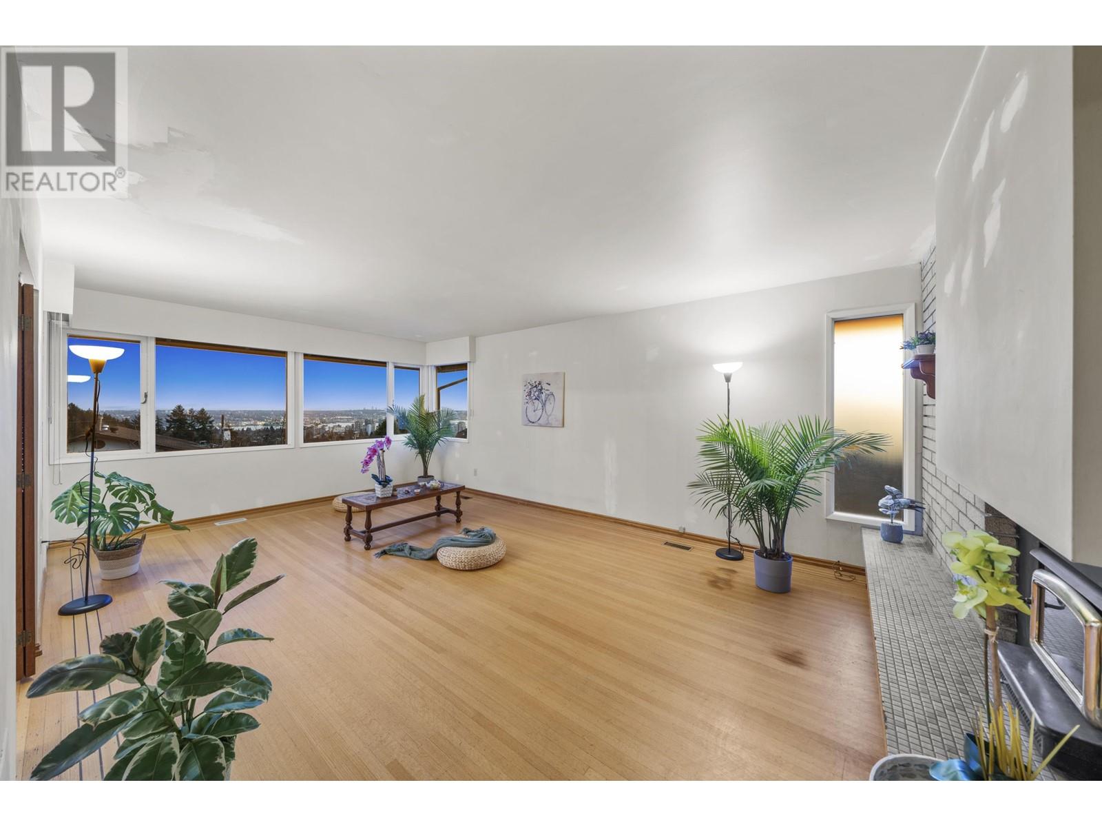 Photo 5 of 437 E 29th Street, North Vancouver BC