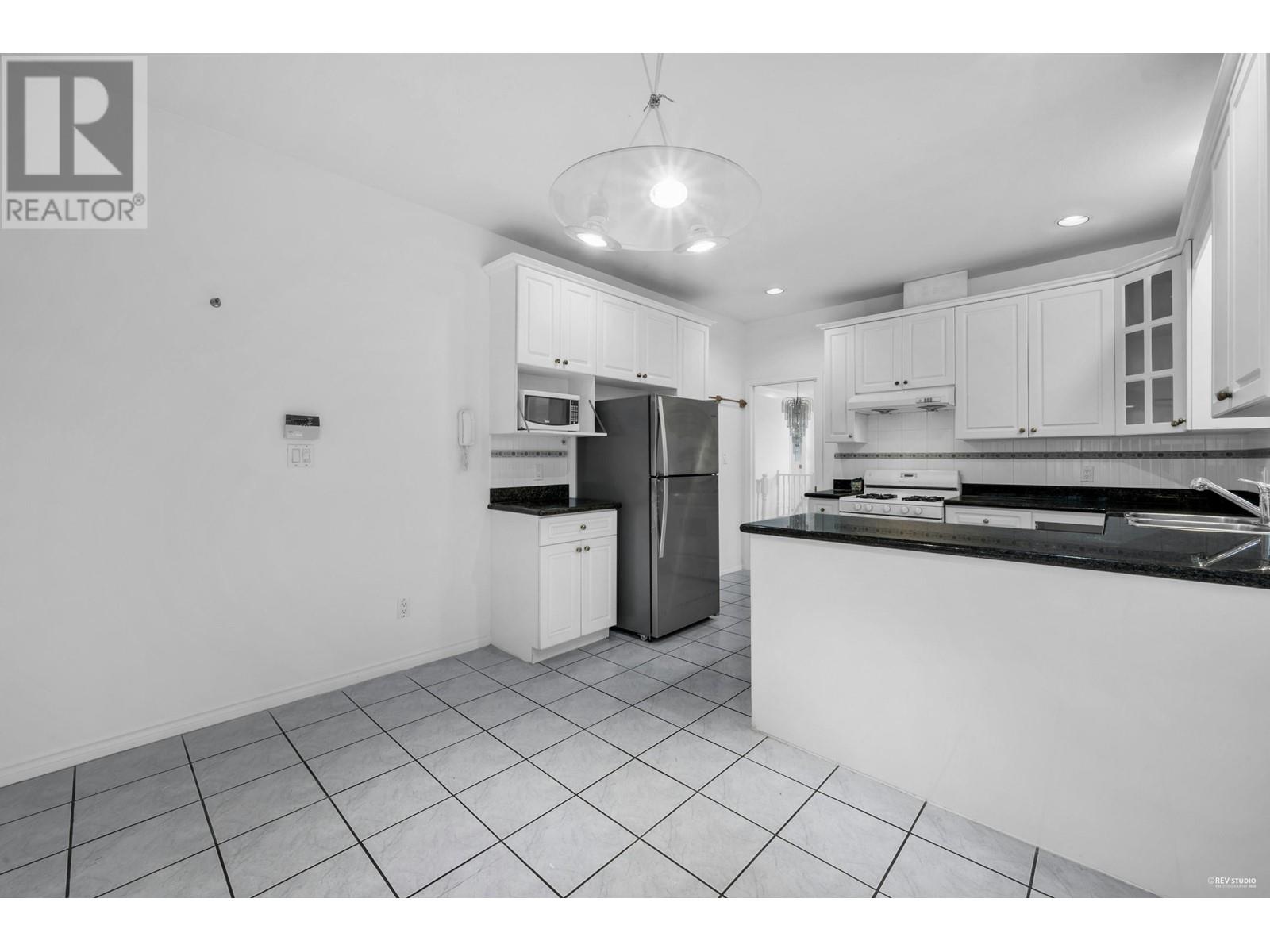 Photo 3 of 3190 Grant Street, Vancouver BC