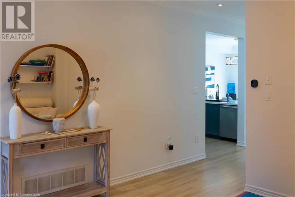 Photo 4 of 4614 Keystone Crescent, Burlington ON