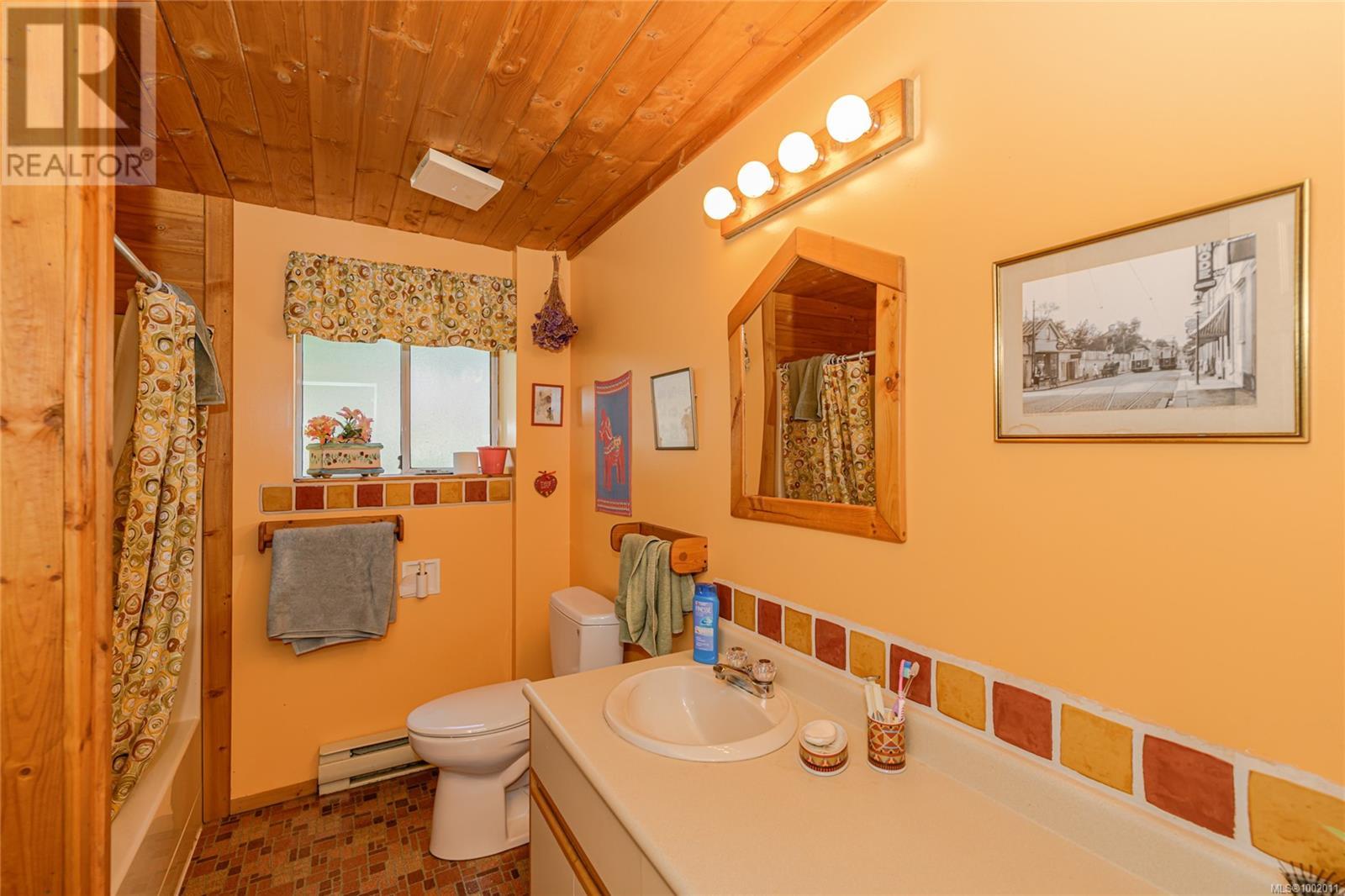 169 Fernwood Rd, Salt Spring