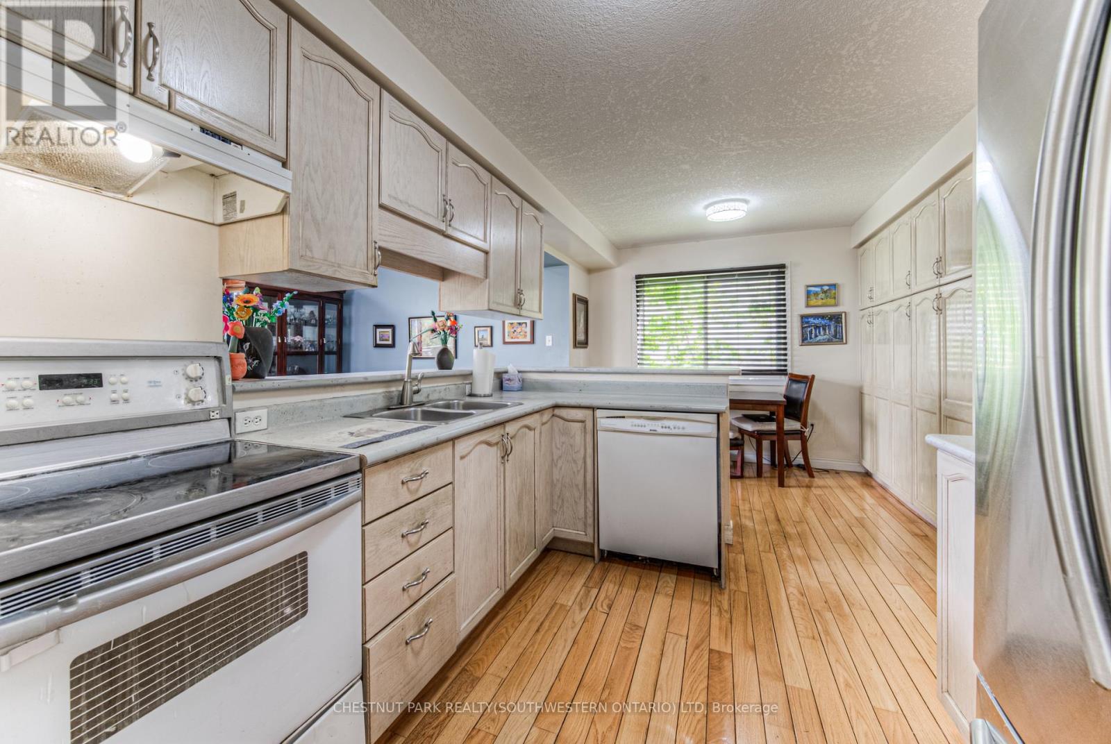 Photo 14 of 619 Westfield Drive, Waterloo ON