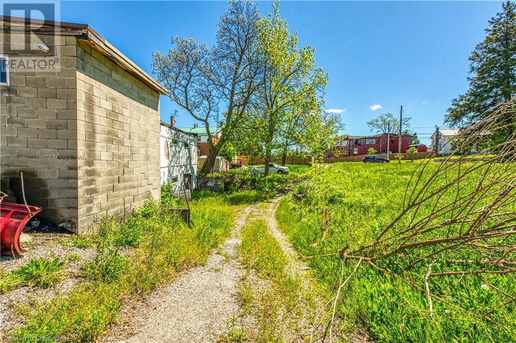 Photo 27 of 39 Talbot Street W, Cayuga ON