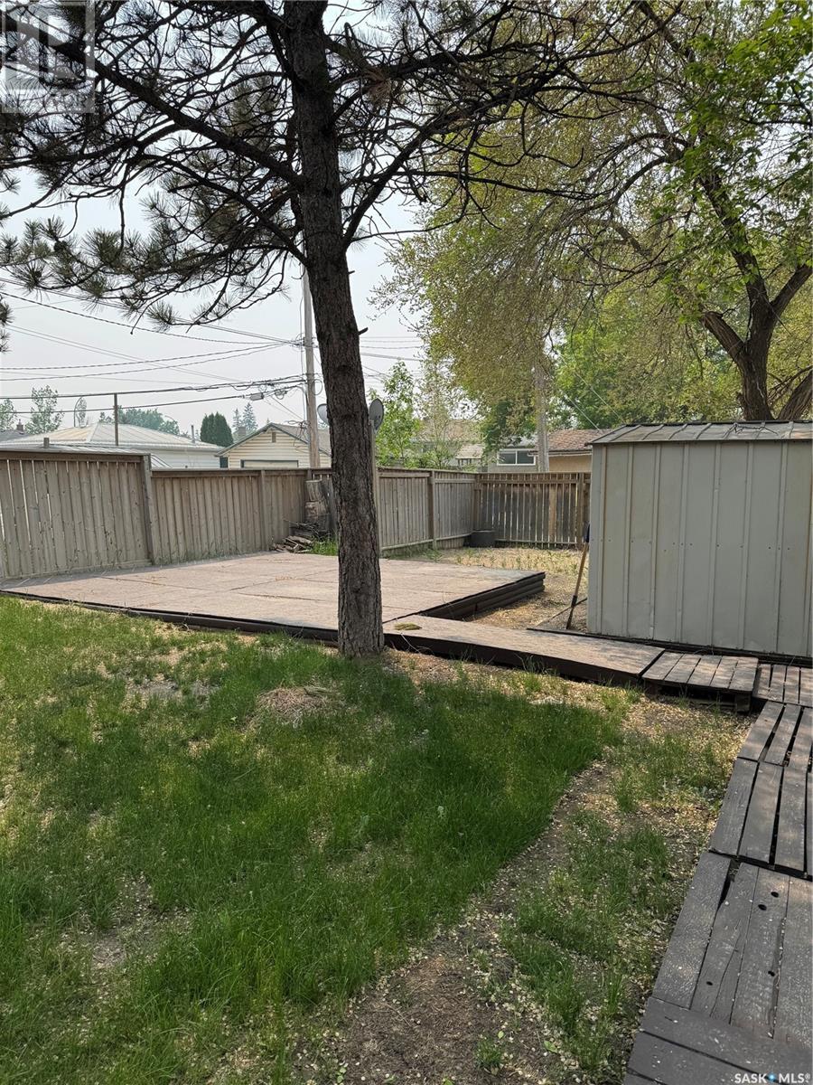 Photo 3 of 2102 2104 Rothwell Street, Regina SK