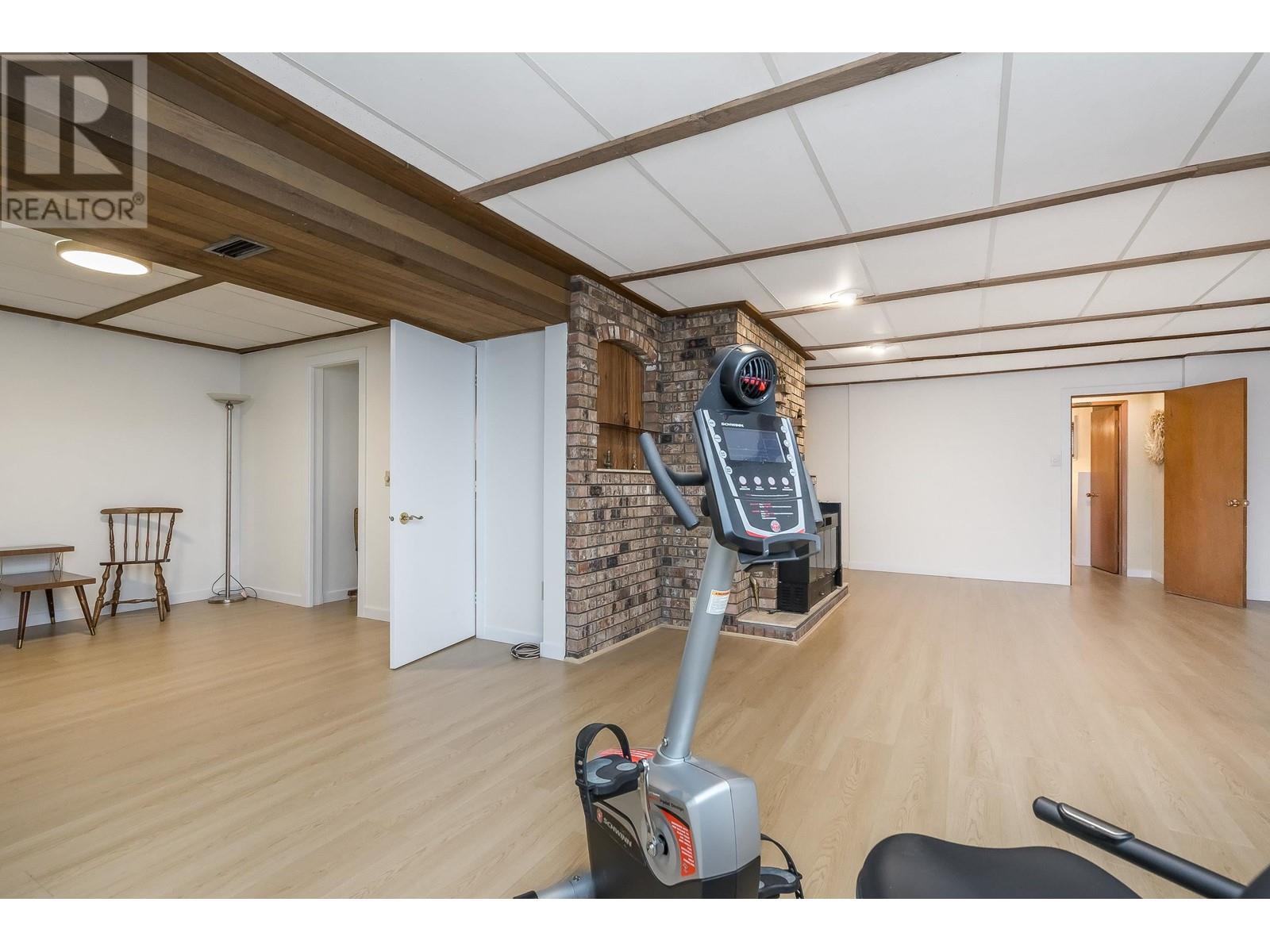 Photo 5 of 6825 Hycrest Drive, Burnaby BC