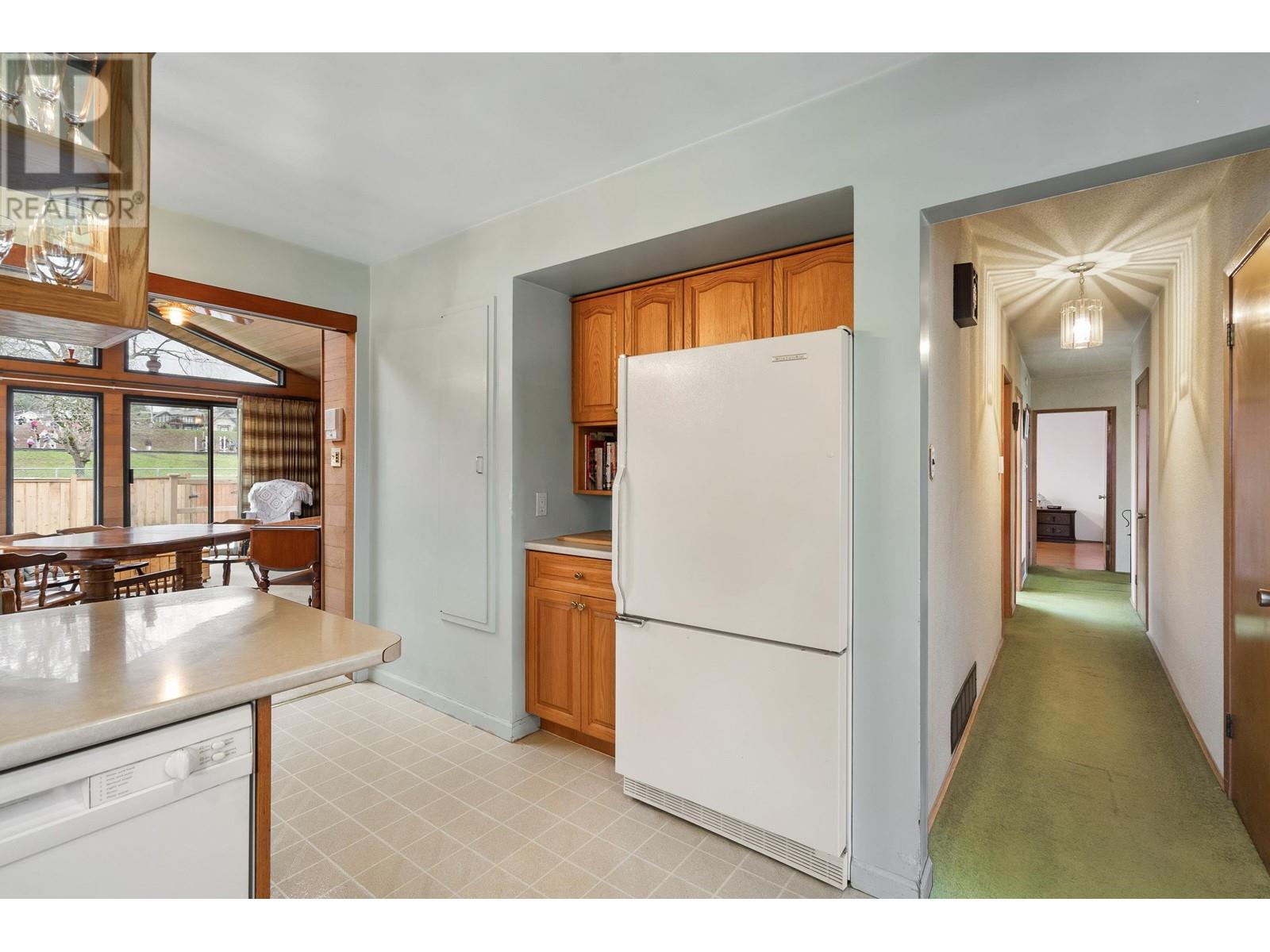 Photo 25 of 6825 Hycrest Drive, Burnaby BC