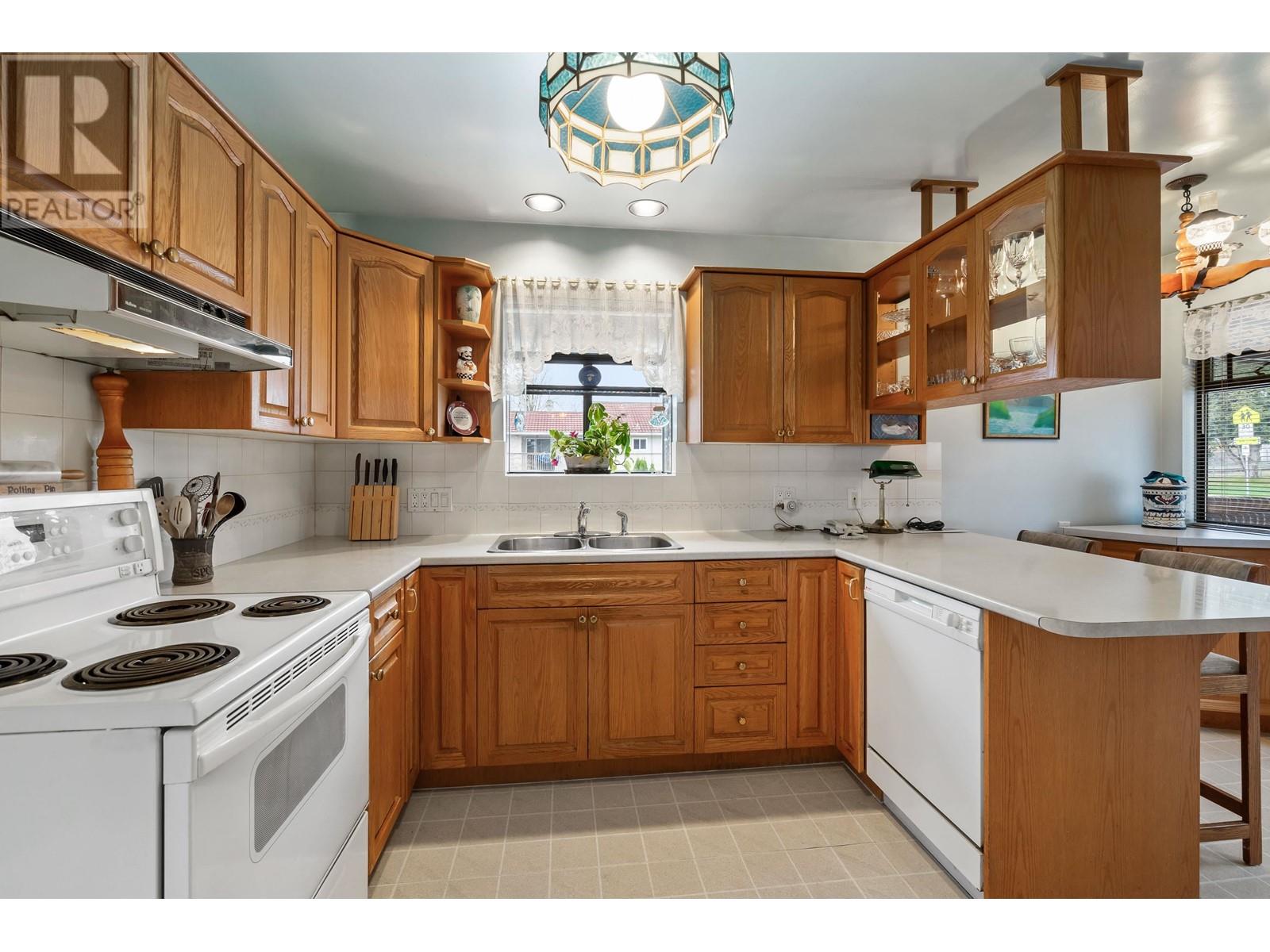 Photo 2 of 6825 Hycrest Drive, Burnaby BC