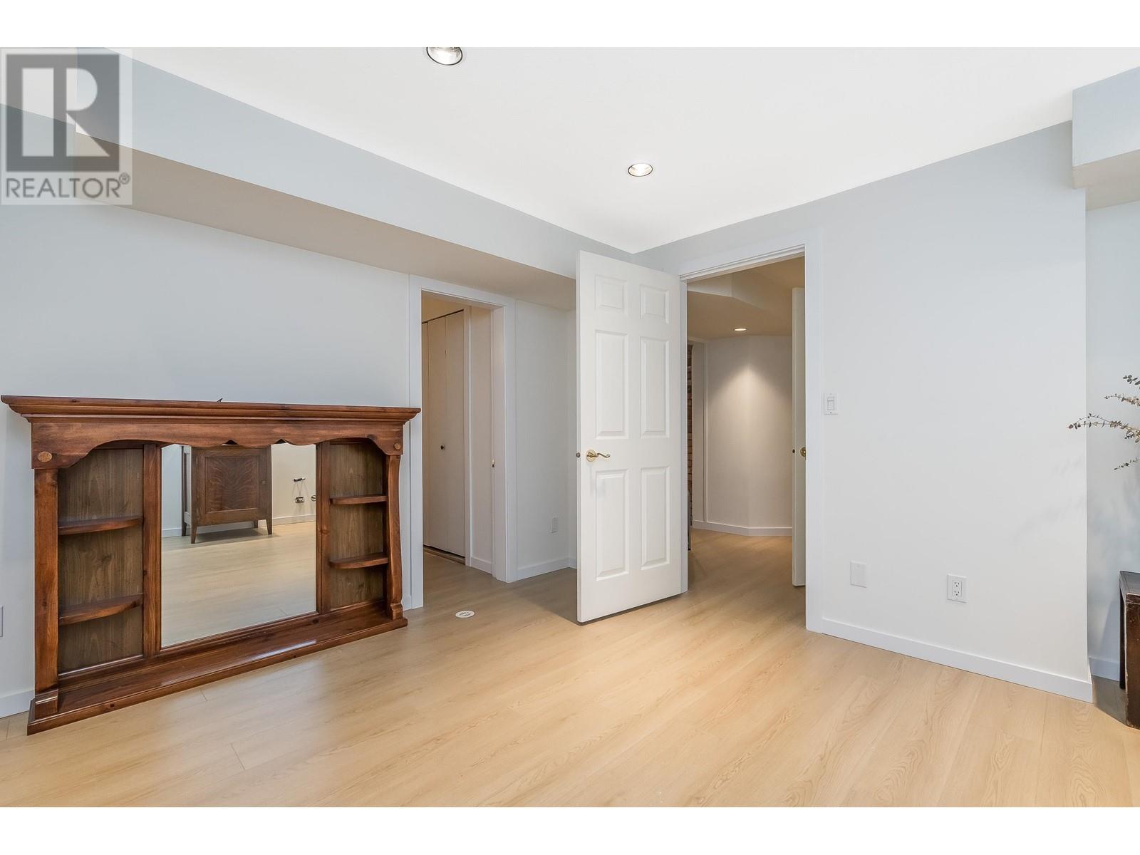 Photo 39 of 6825 Hycrest Drive, Burnaby BC
