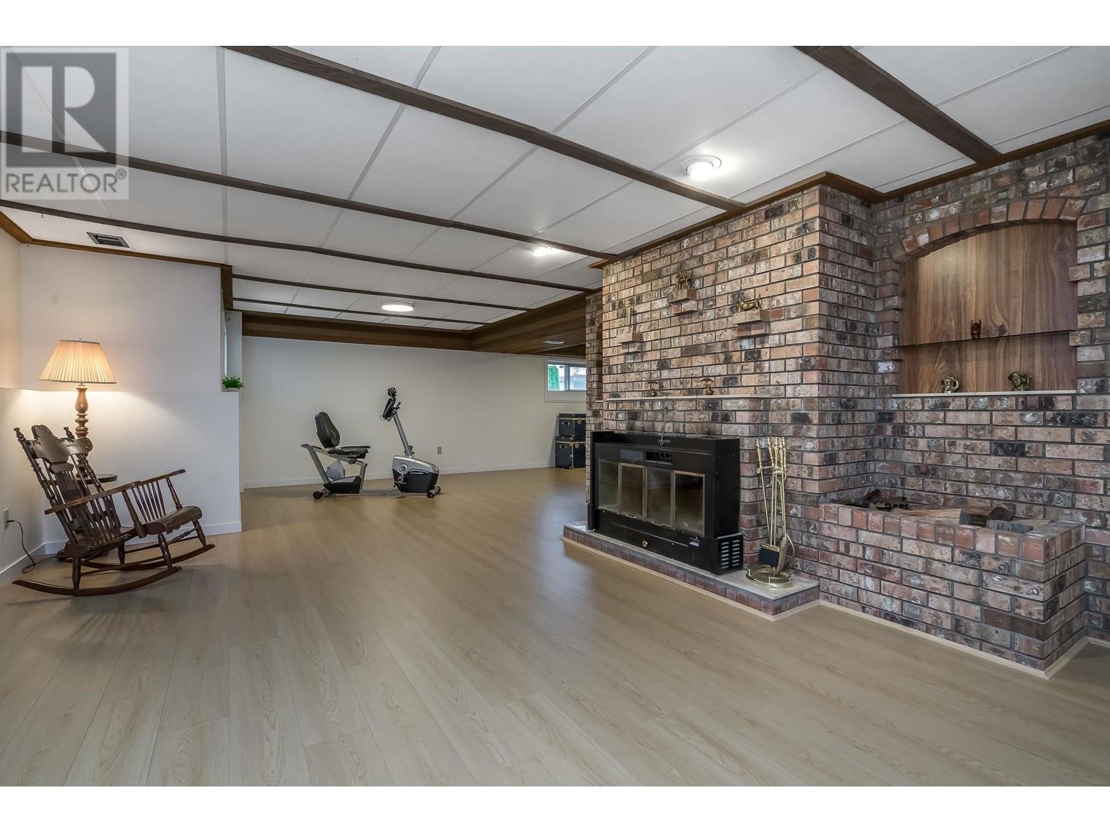 Photo 10 of 6825 Hycrest Drive, Burnaby BC