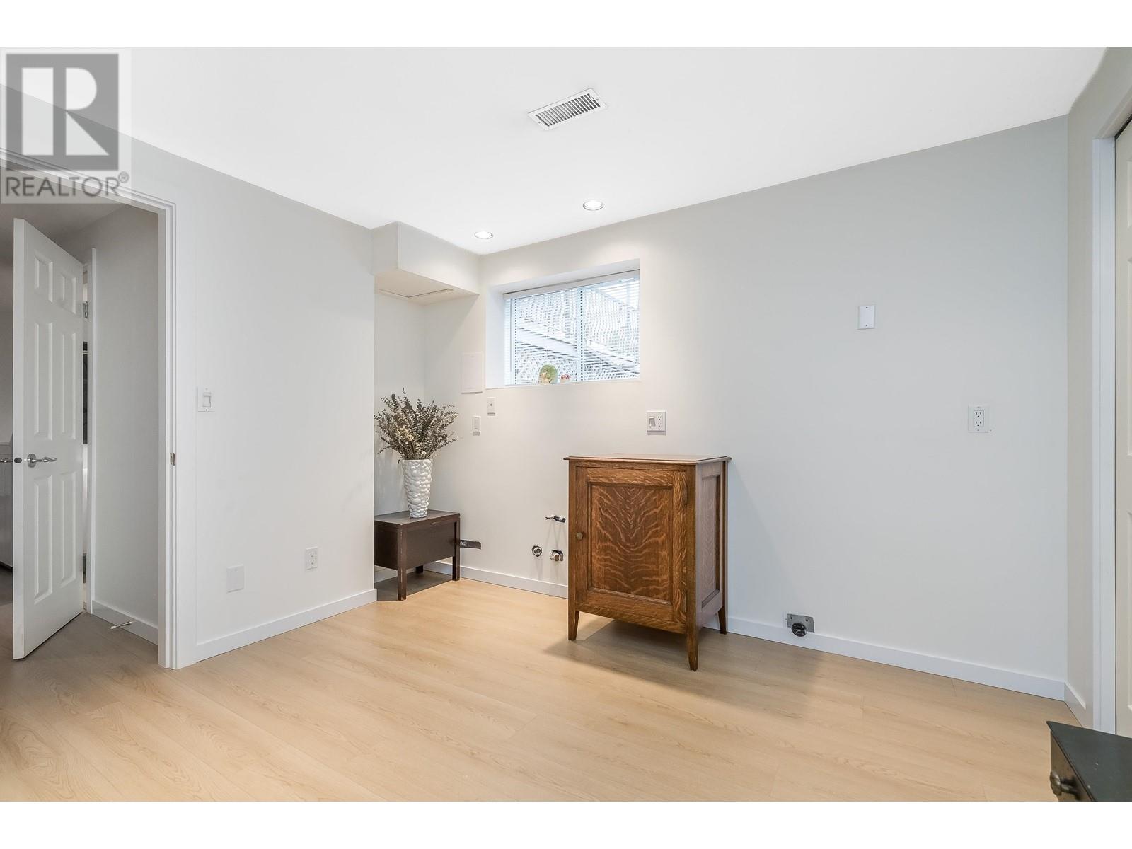 Photo 24 of 6825 Hycrest Drive, Burnaby BC