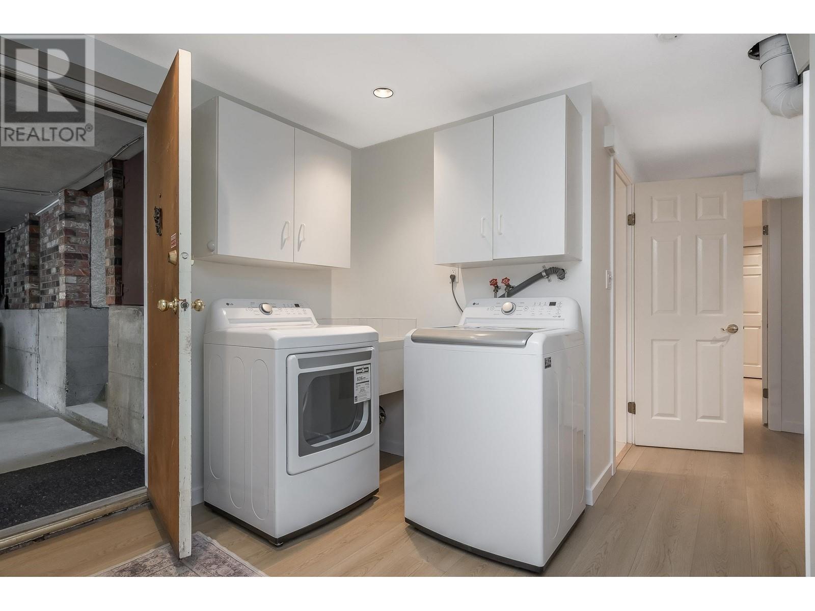 Photo 38 of 6825 Hycrest Drive, Burnaby BC