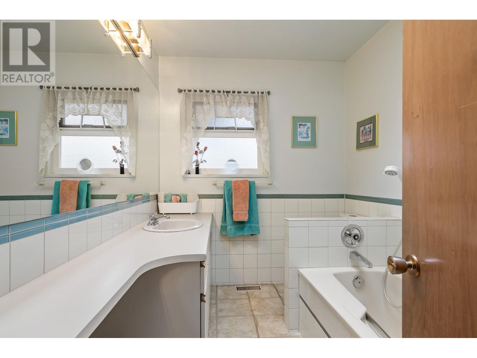 Photo 20 of 6825 Hycrest Drive, Burnaby BC