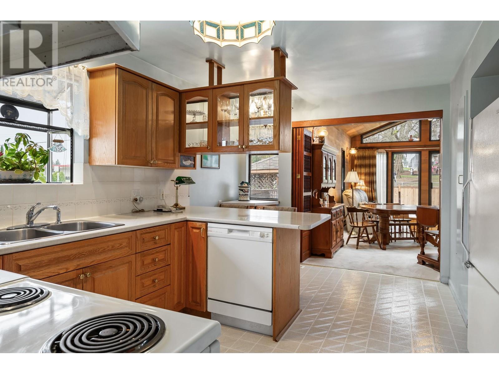 Photo 12 of 6825 Hycrest Drive, Burnaby BC