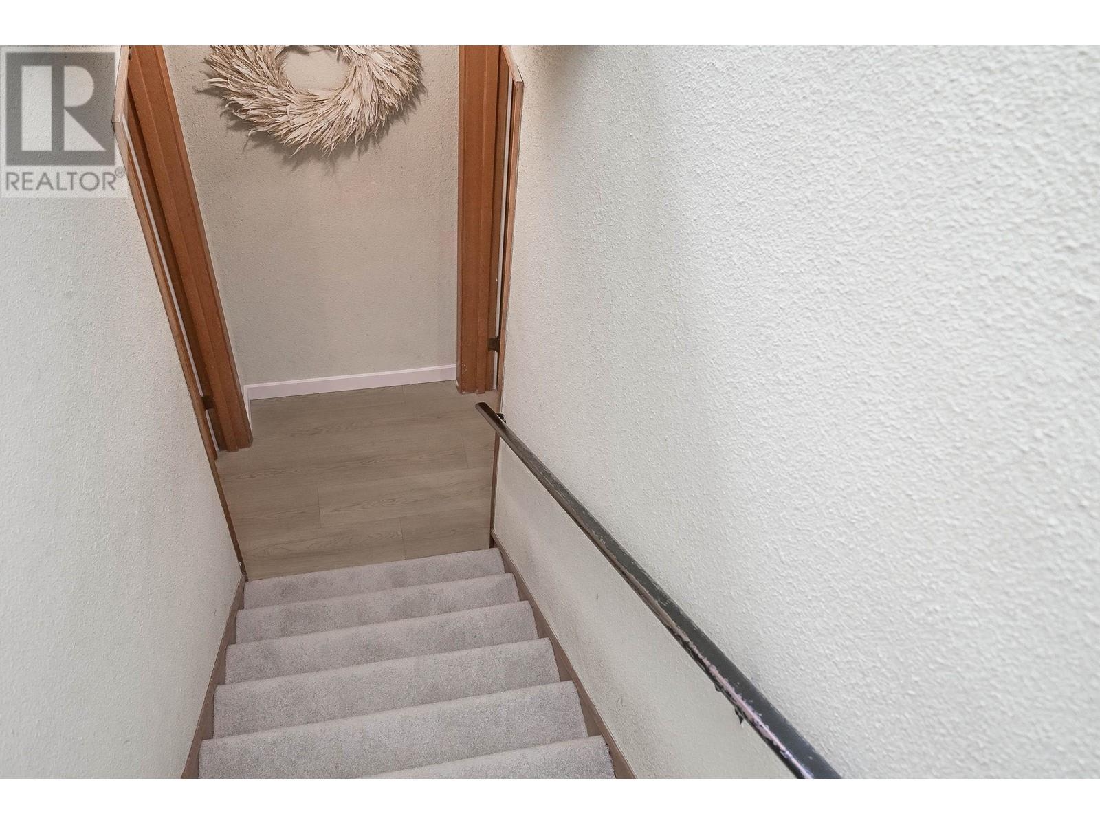 Photo 6 of 6825 Hycrest Drive, Burnaby BC