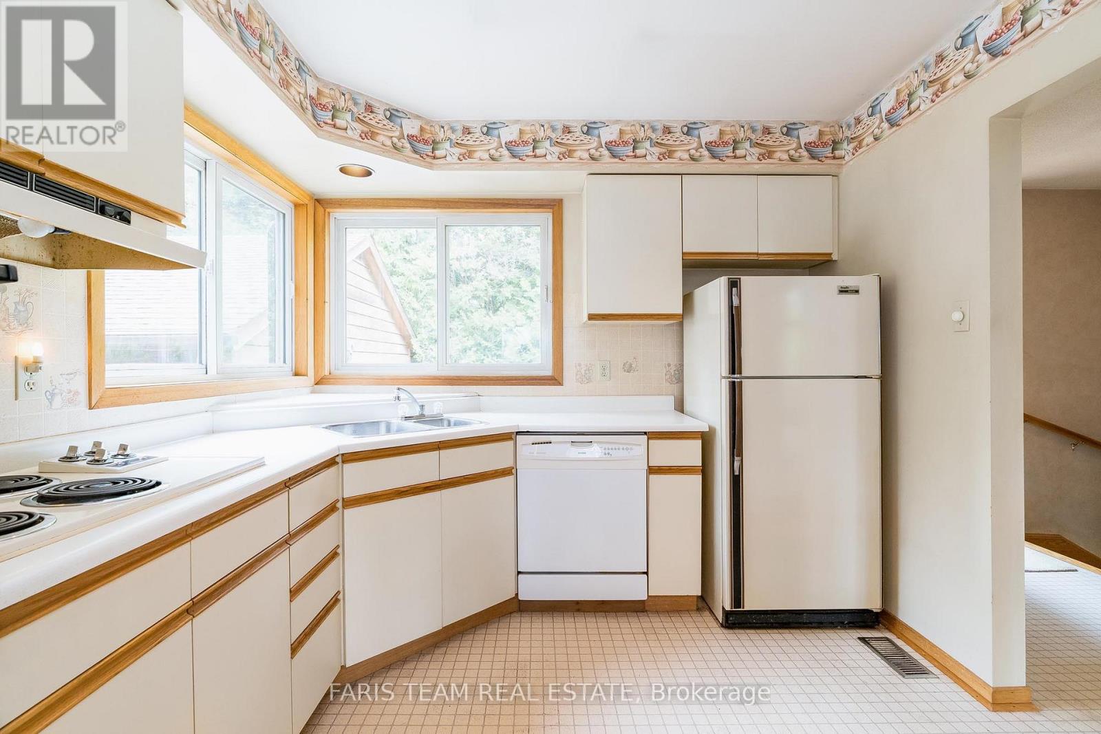 Photo 10 of 2385 Whetham Road, Springwater ON