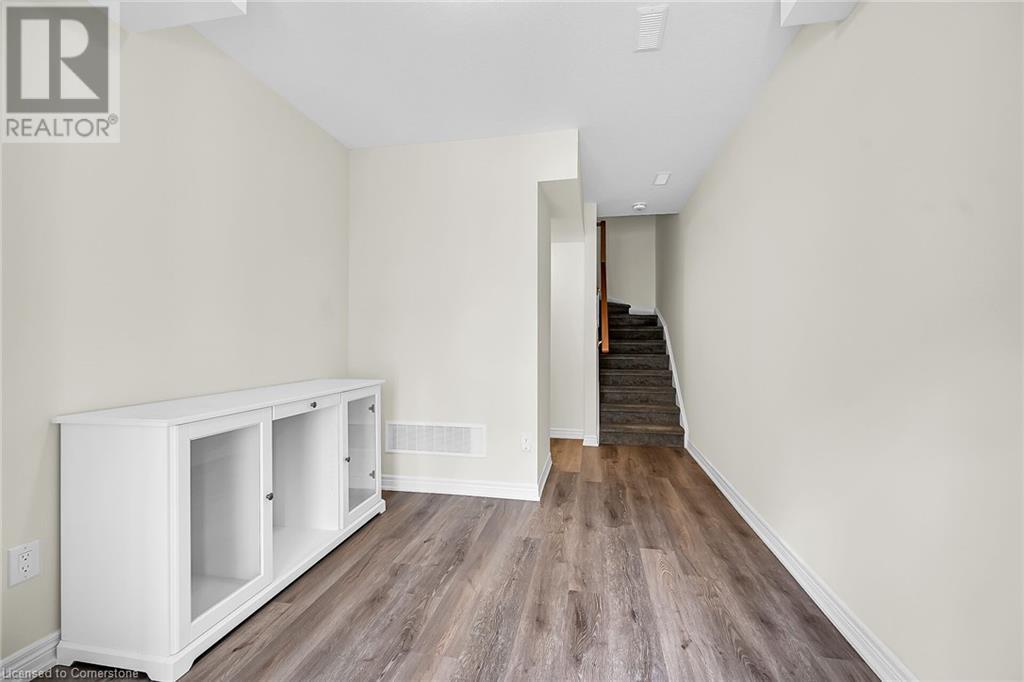 Photo 10 of 22 Dryden Lane, Hamilton ON