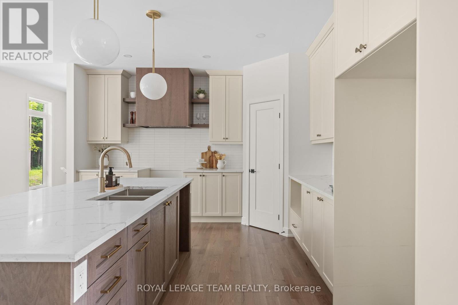 Photo 2 of 47 Hogan Drive, Mcnab Braeside ON