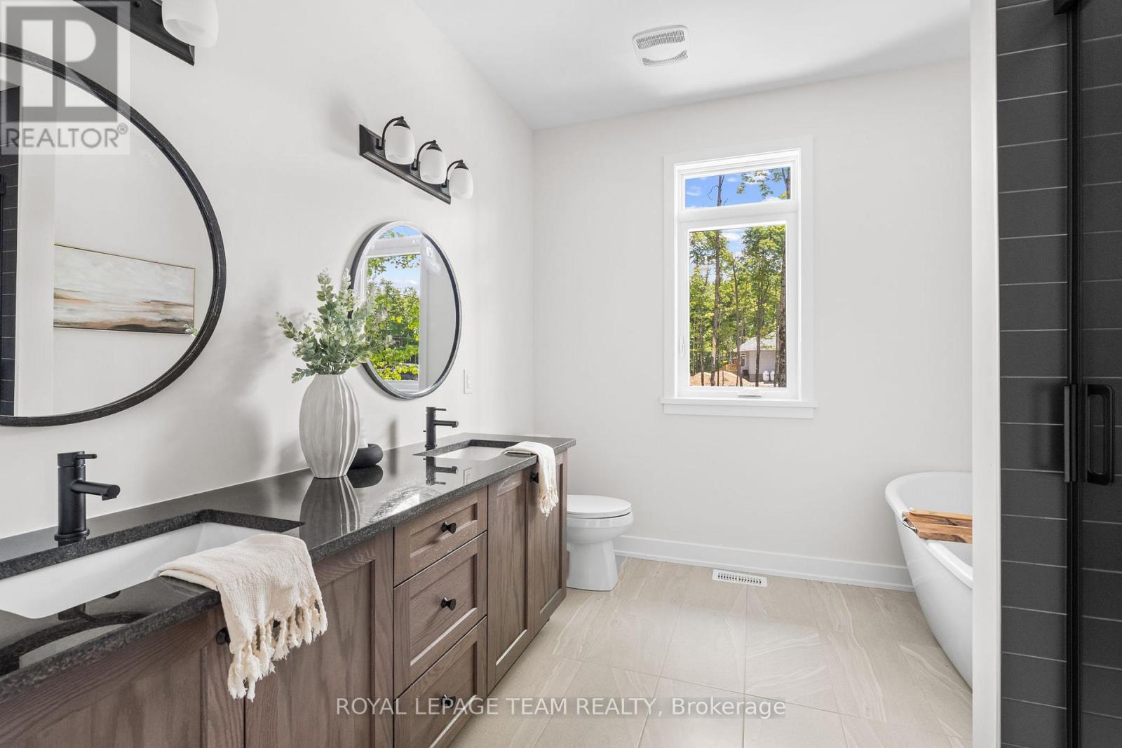 Photo 26 of 47 Hogan Drive, Mcnab Braeside ON