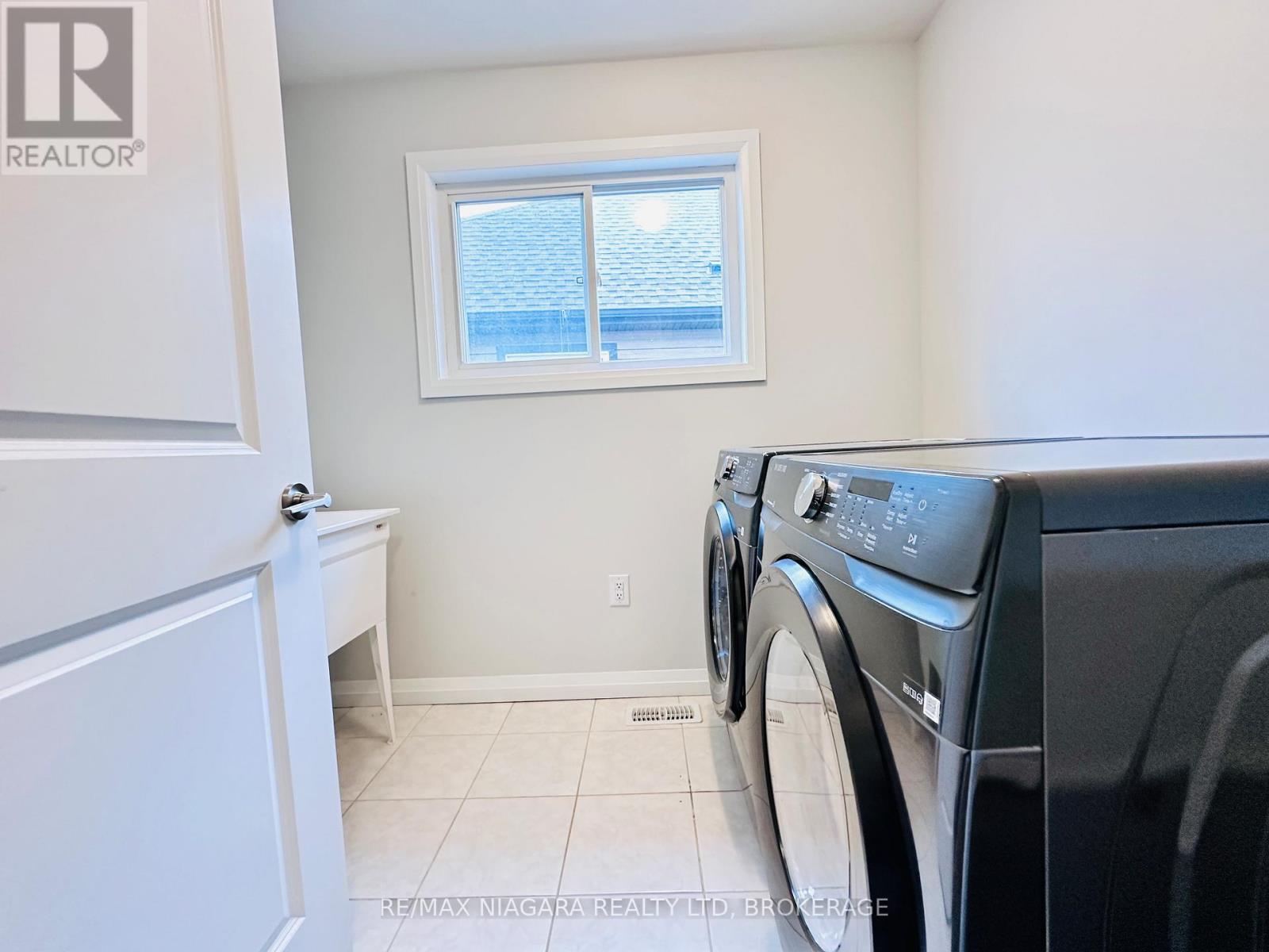 Photo 9 of 72 Bur Oak Drive, Thorold ON