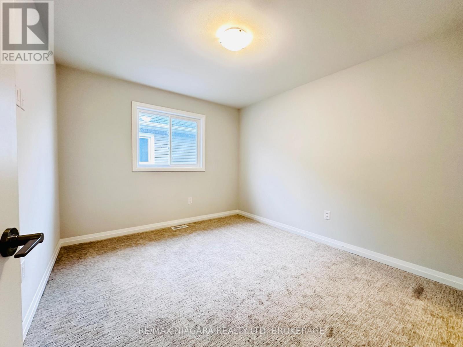 Photo 18 of 72 Bur Oak Drive, Thorold ON