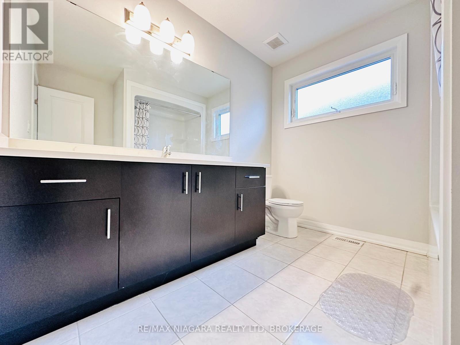 Photo 19 of 72 Bur Oak Drive, Thorold ON