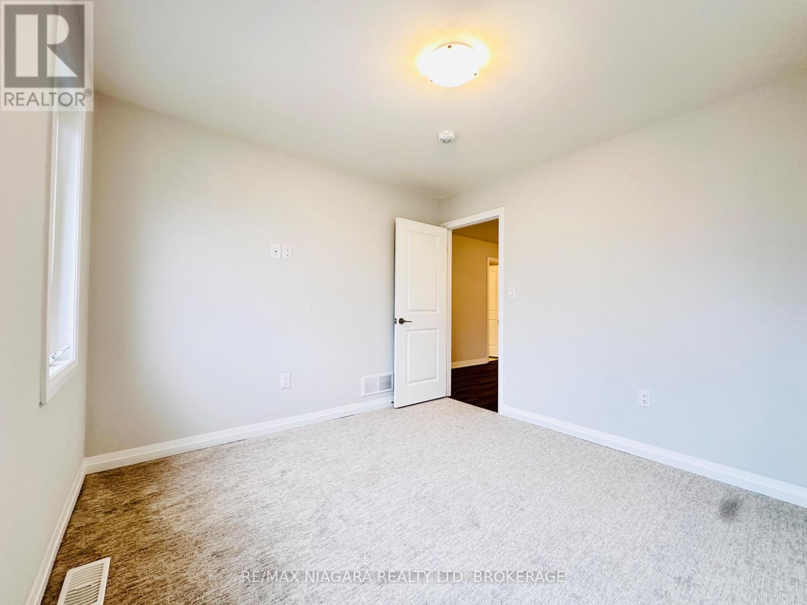 Photo 31 of 72 Bur Oak Drive, Thorold ON