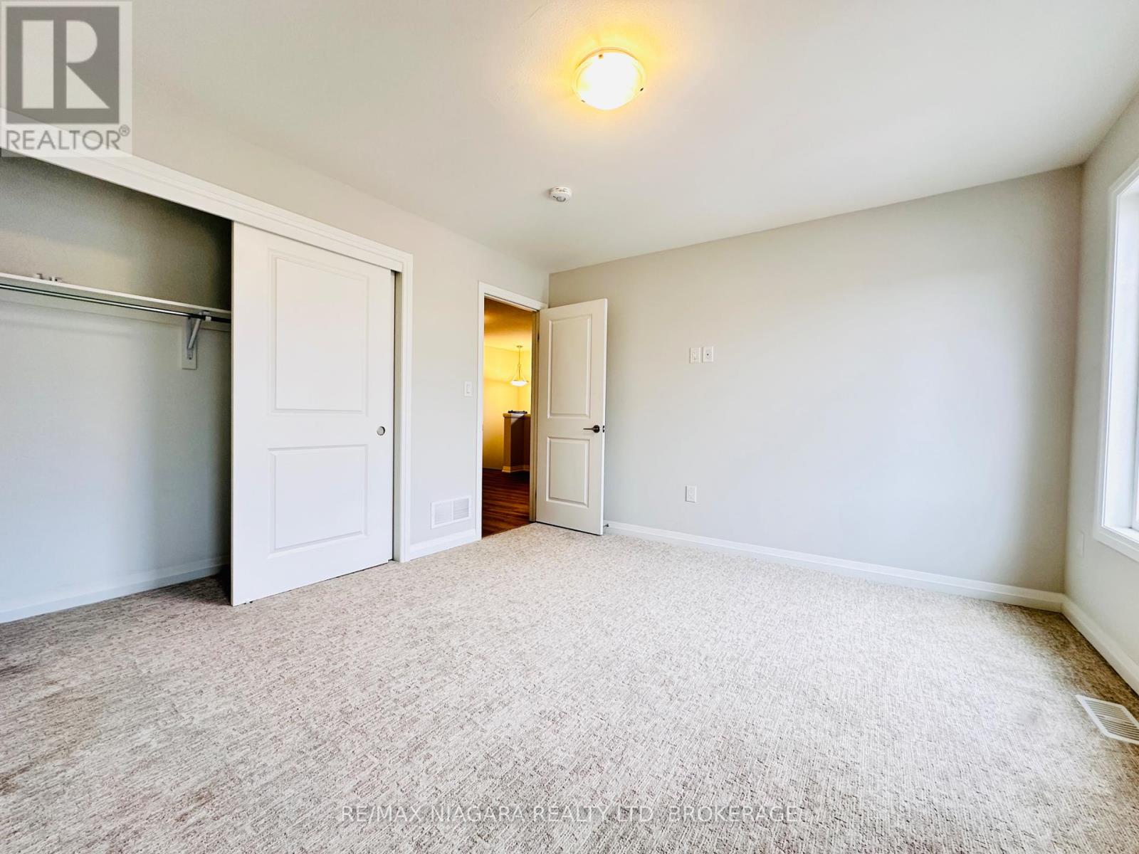 Photo 16 of 72 Bur Oak Drive, Thorold ON