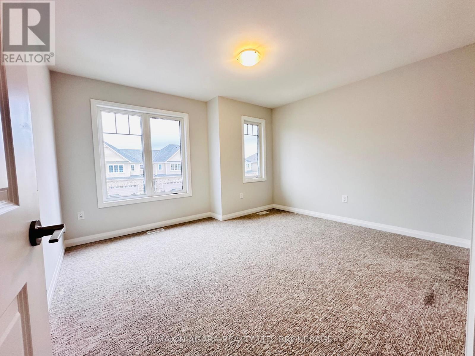 Photo 32 of 72 Bur Oak Drive, Thorold ON