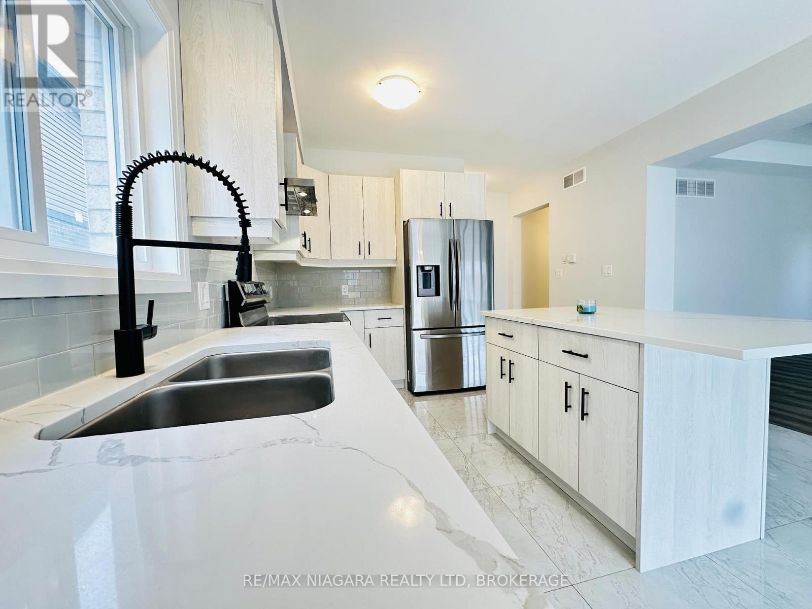 Photo 26 of 72 Bur Oak Drive, Thorold ON