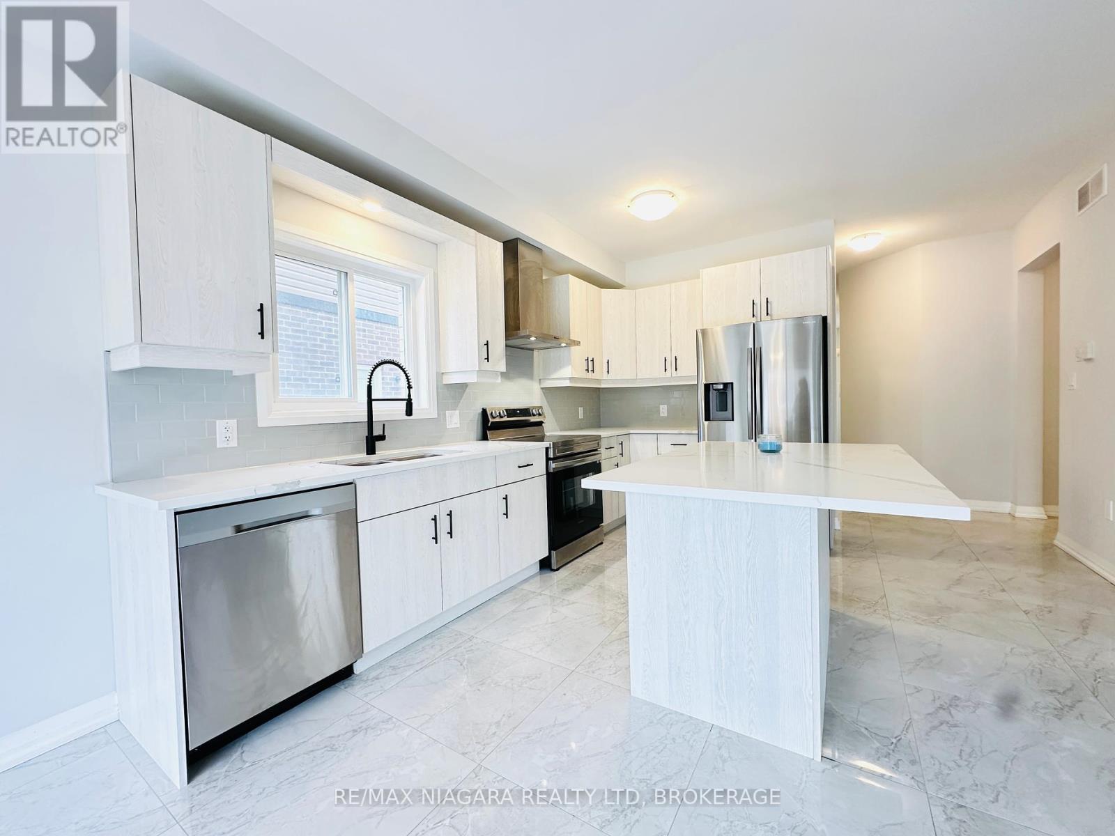 Photo 11 of 72 Bur Oak Drive, Thorold ON
